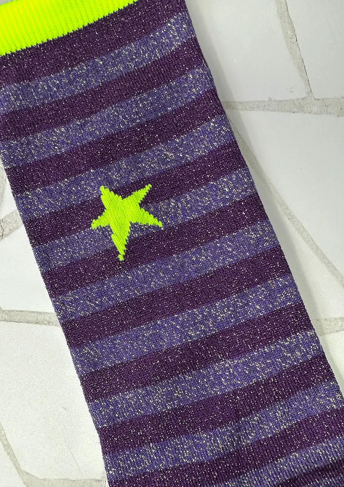 Calcetines de lúrex lilas con rayas con estrella anarillo flúor. Calcetines de To the Moon de caña baja. 