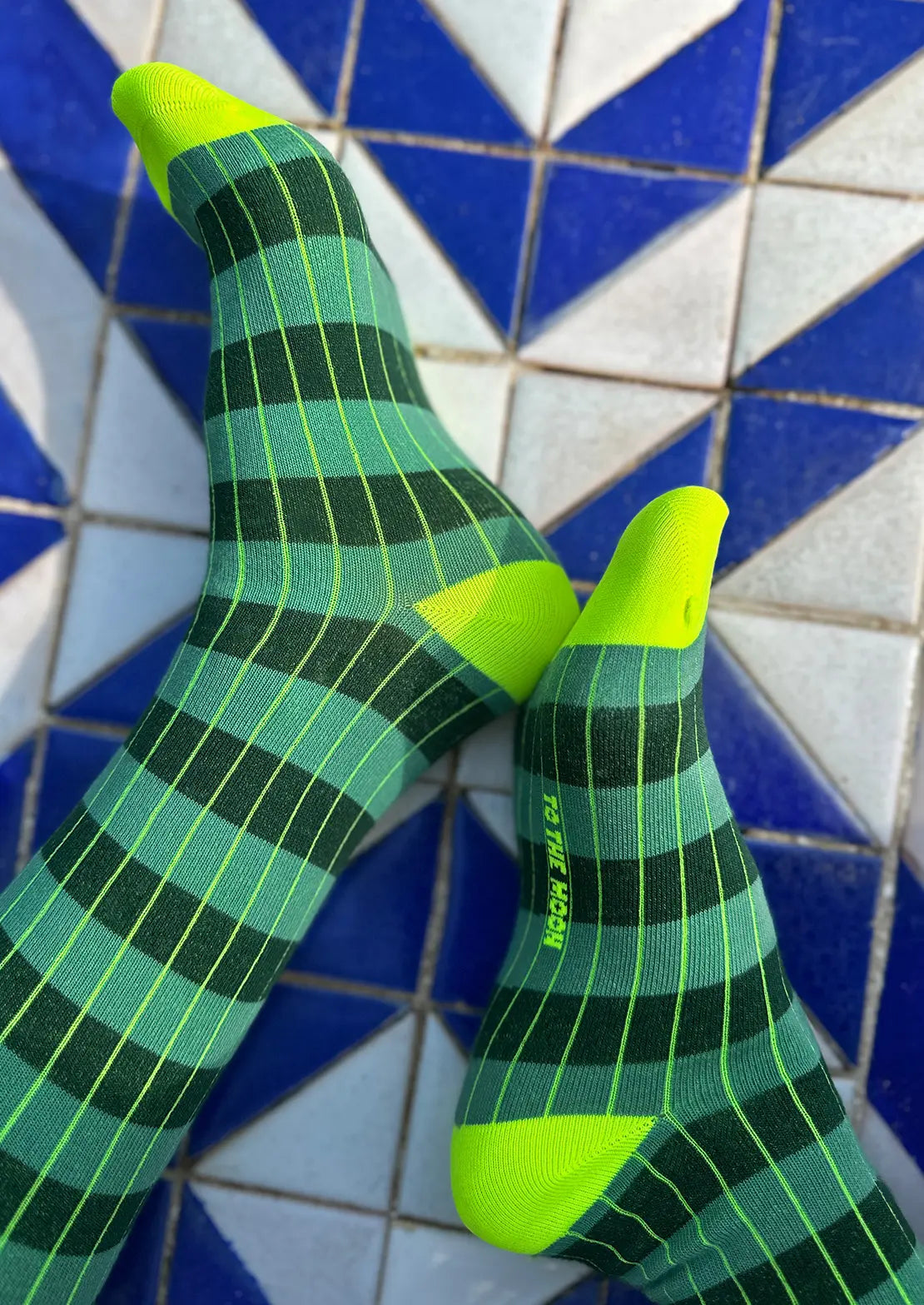 Calcetines de canalé rayas verdes con estrella amarillo flúor. Calcetines de To the Moon de caña baja.
