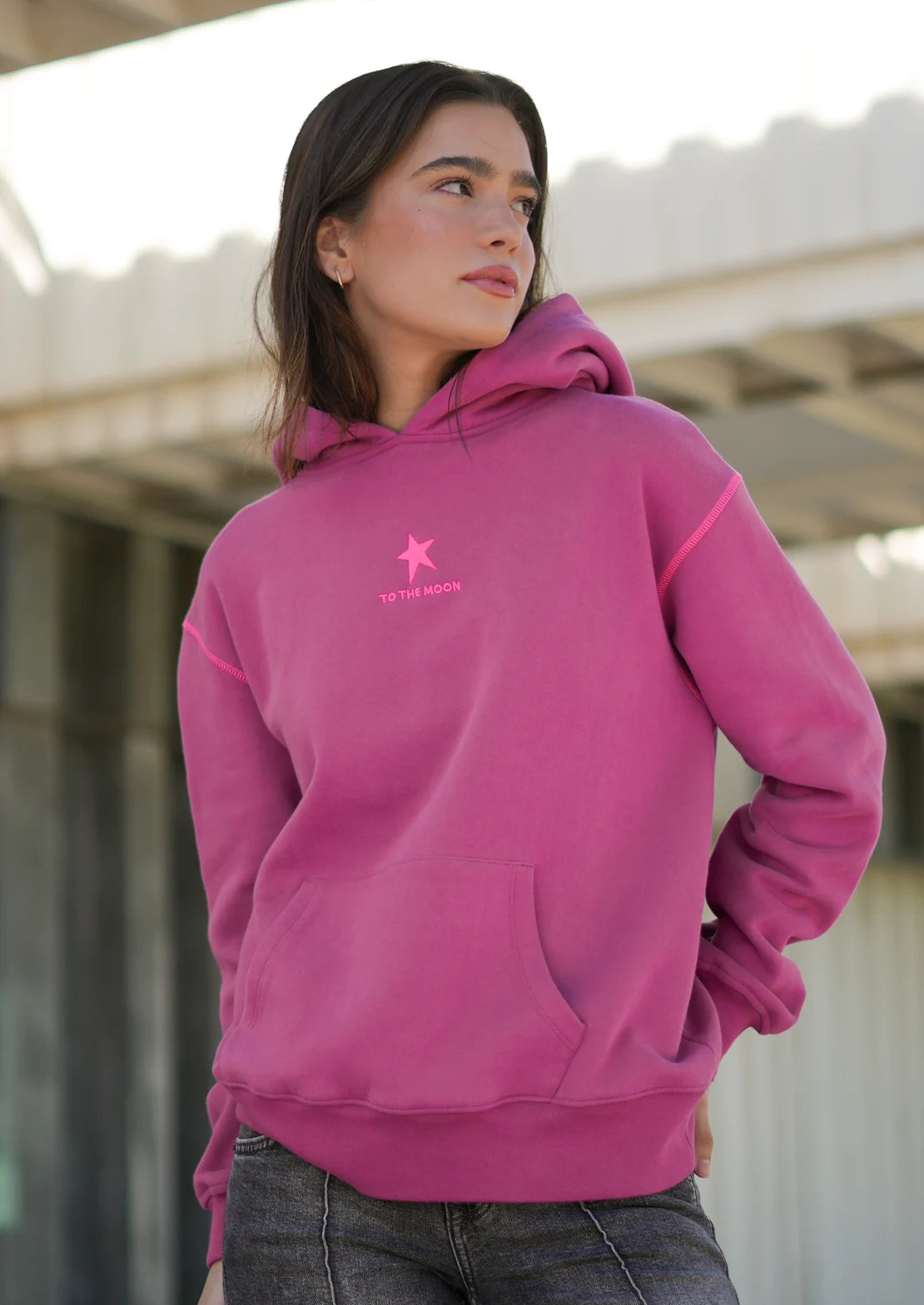 Hoodie color fresa-burdeos con capucha y bolsillo canguro ideal para teens de To the Moon.
