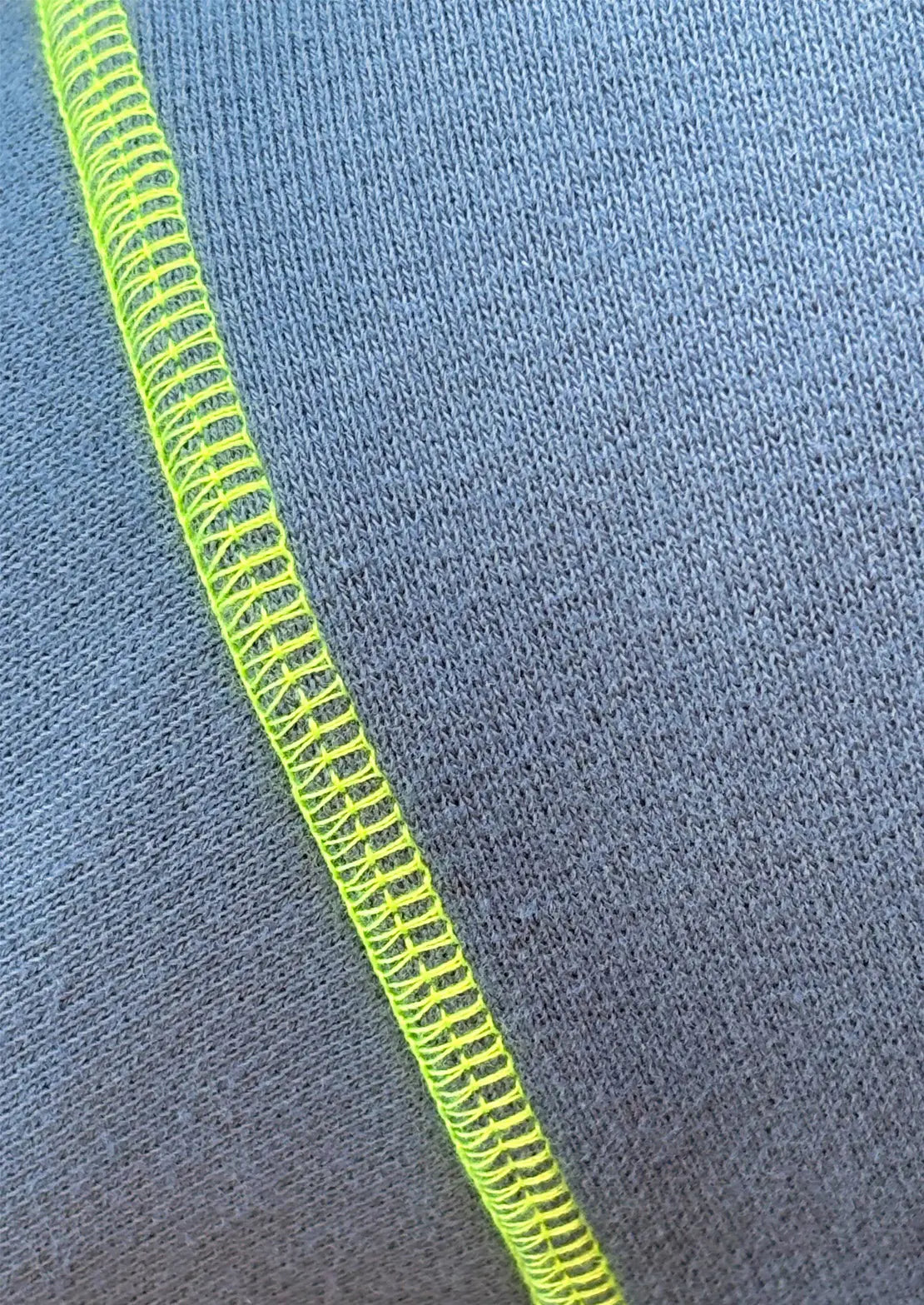 Detalles costura de la manga de la sudadera Cosmos bLue de To the Moon. 