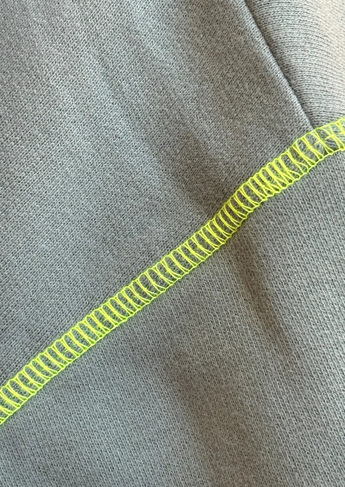 Detalles costura de la manga de la sudadera star ice grey de To the Moon. 