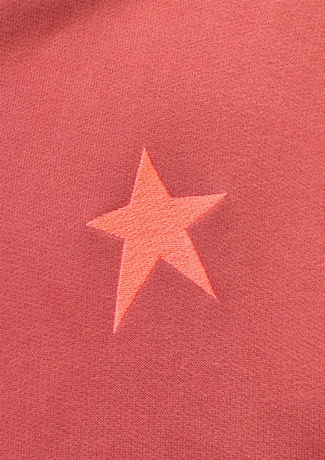 Detalles bordado de la estrella de la Hoodie stars lava
de To the Moon. 