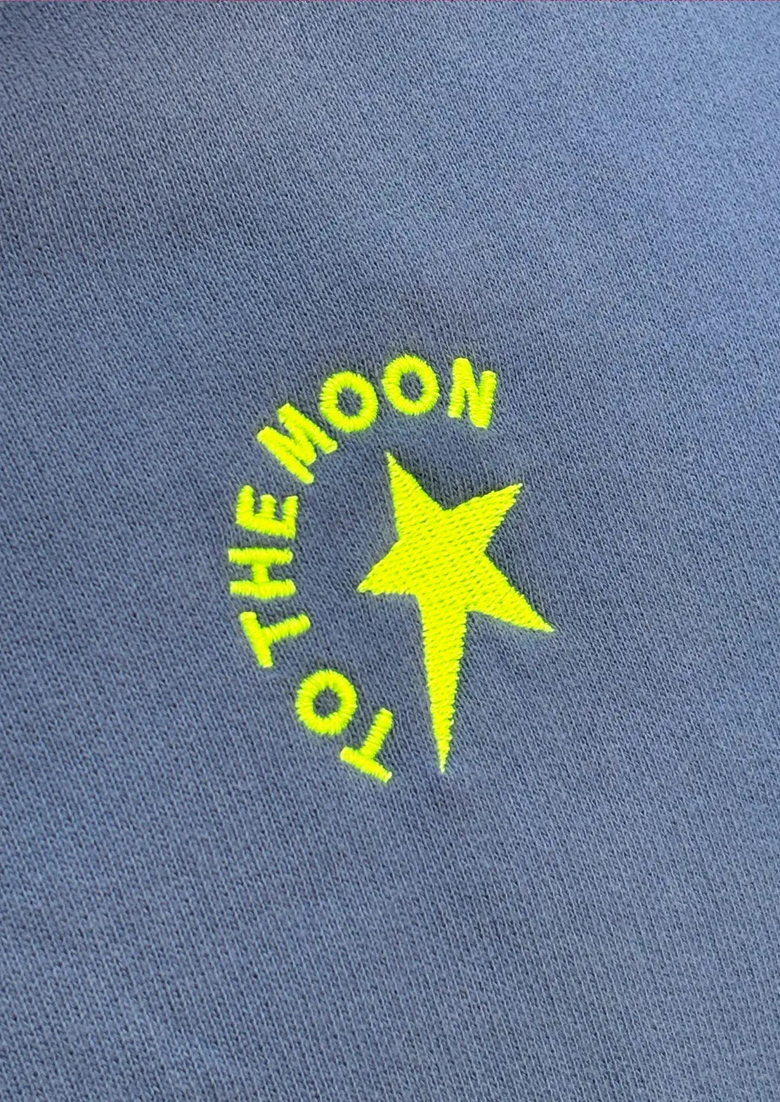 Detalles bordado de la estrella de la sudadera Cosmos blue de To the Moon. 
