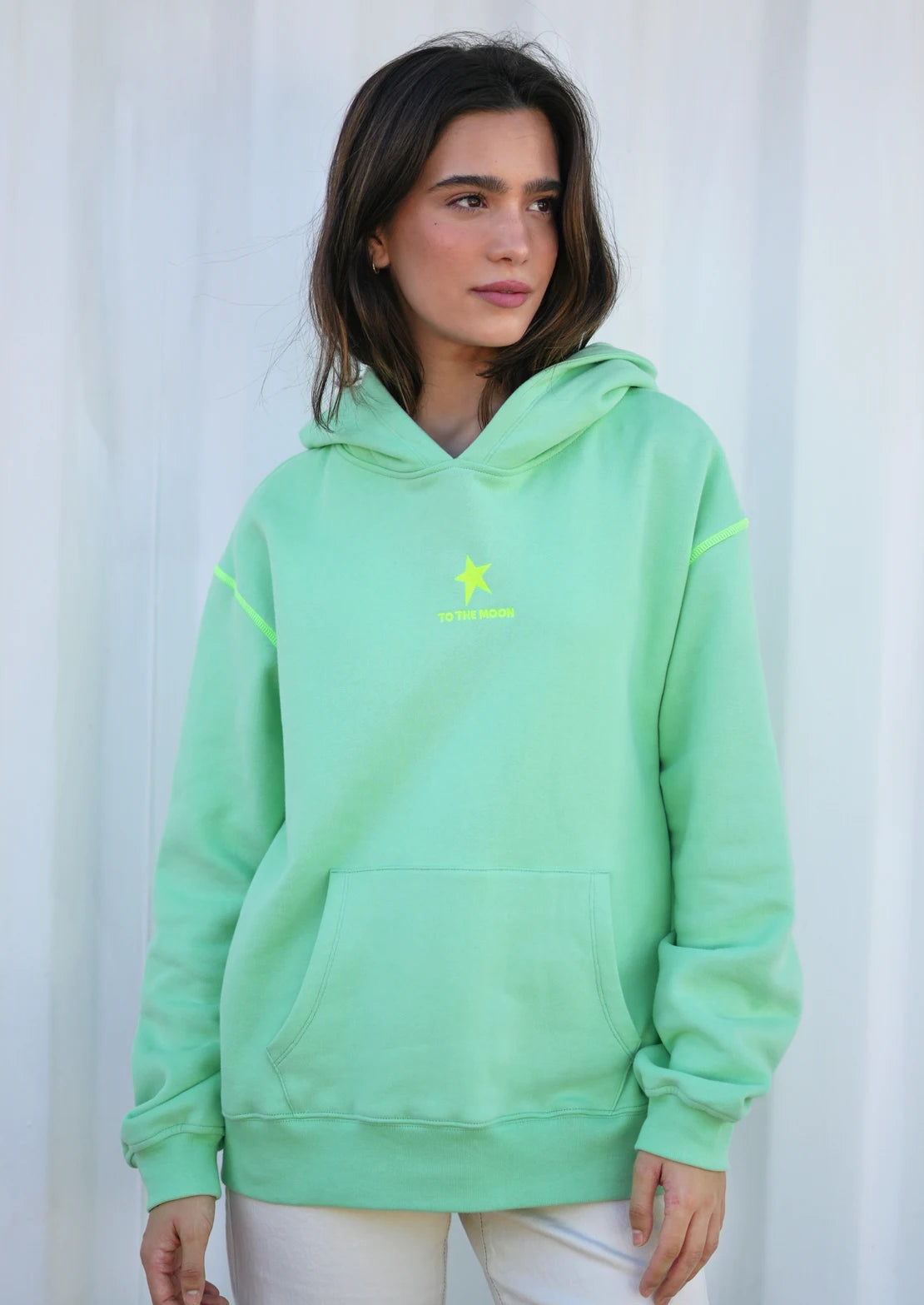 Hoodie color verde mint con capucha y bolsillo canguro ideal para teens de To the Moon.
