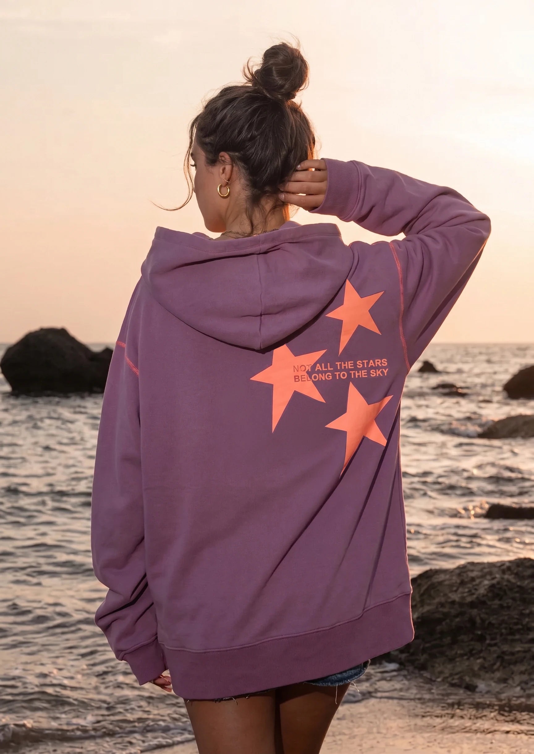 Hoode ideal para teens modelo All the Stars Berry color burdeos gastado y salmón neon con capucha y bolsillo canguro de To the Moon
