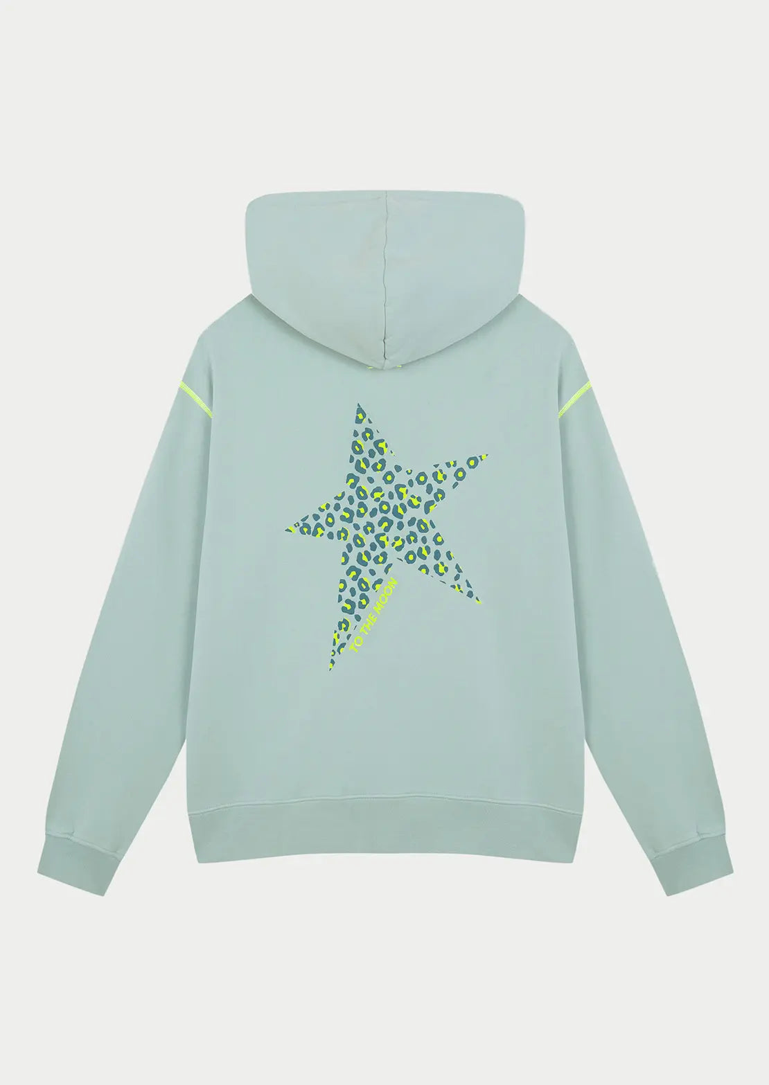 Hoodie Animal Bambú ideal para teens en color verde bambú con capucha y bolsillo canguro de To the Moon. Serigrafía con estrella estampado leopardo con amarillo flúor en la espalda.
