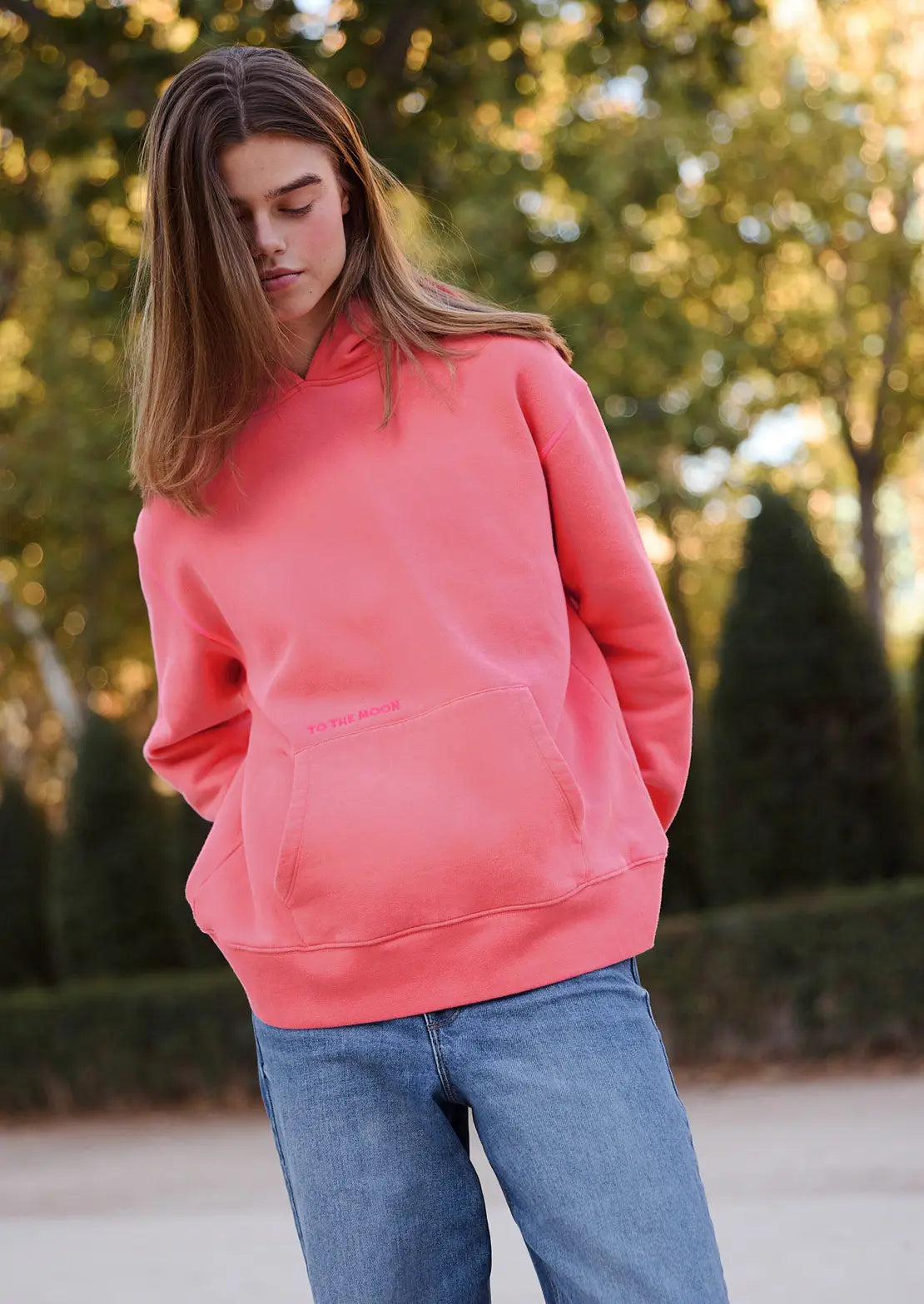 La sudadera con capucha color coral de la temporada con capucha y bolsillo canguro de To the Moon. Serigrafía fucsia flúor estrella y bordado de marca en parte delantera.
