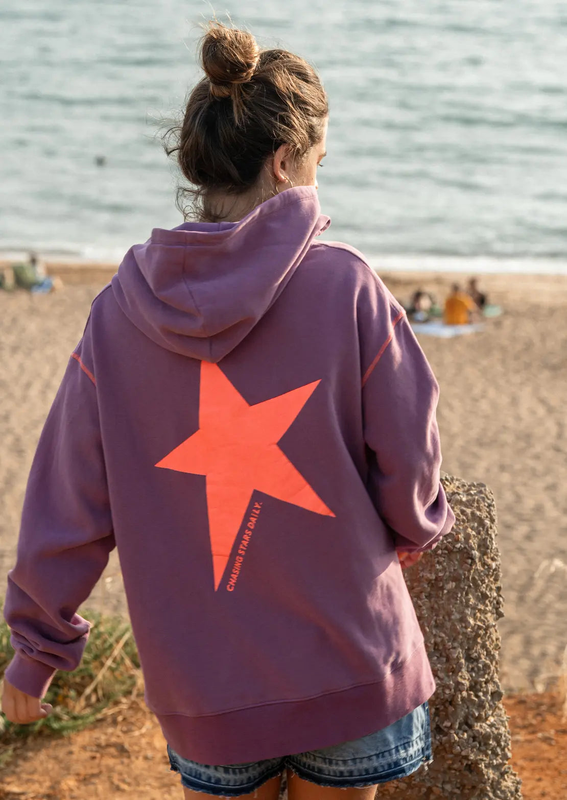 Vista de la estrella de la espalda.  Hoodie Star Berry de To the Moon con capucha y bolsillo canguro. Ideal para mujer y teen, color morado, ideal para el verano. 