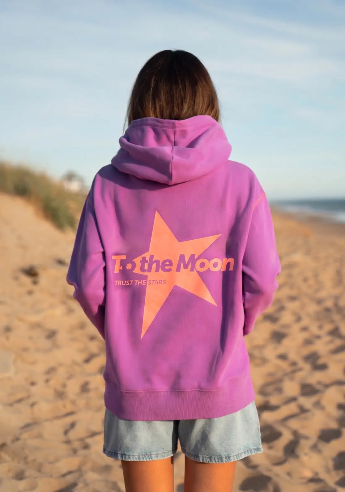 Hoodie Star Orchid color buganvilla y salmón neon con capucha y bolsillo canguro de To the Moon ideal para teens

