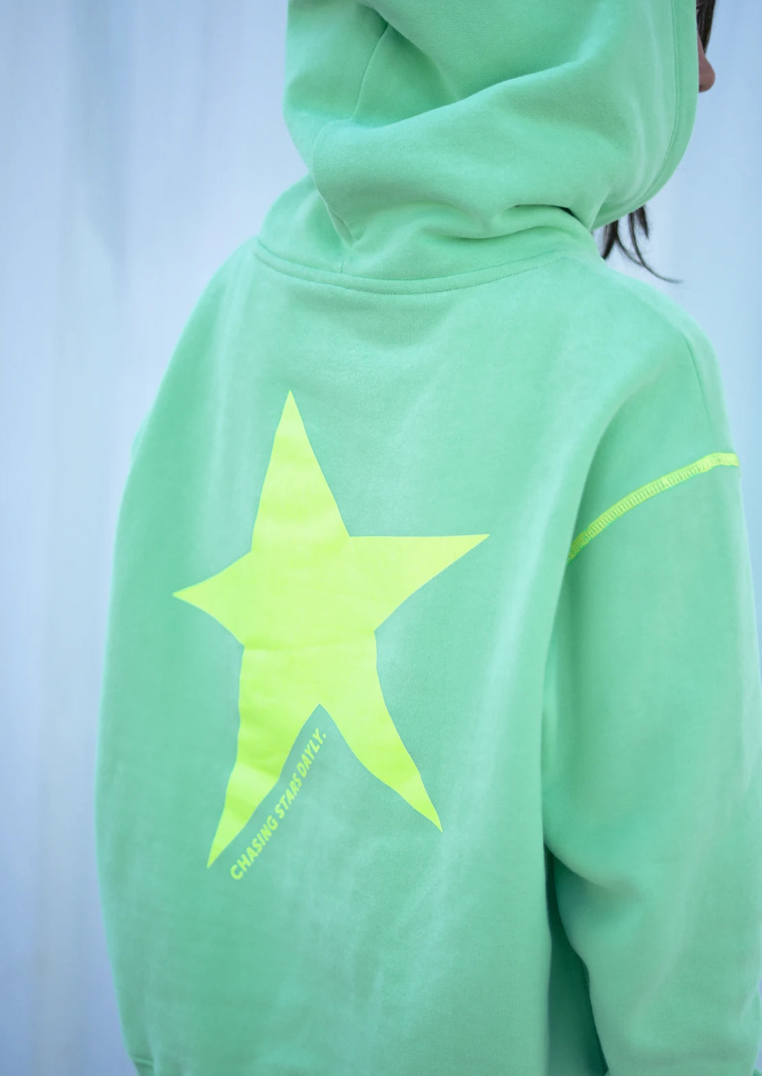 Hoodie de To the Moon en color verde mint con capucha y bolsillo canguro.
