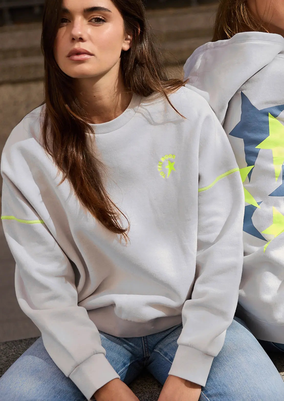 Sudadera de To the Moon en color gris claro. Bordado delantero y serigrafía trasera estrella amarillo neón.
