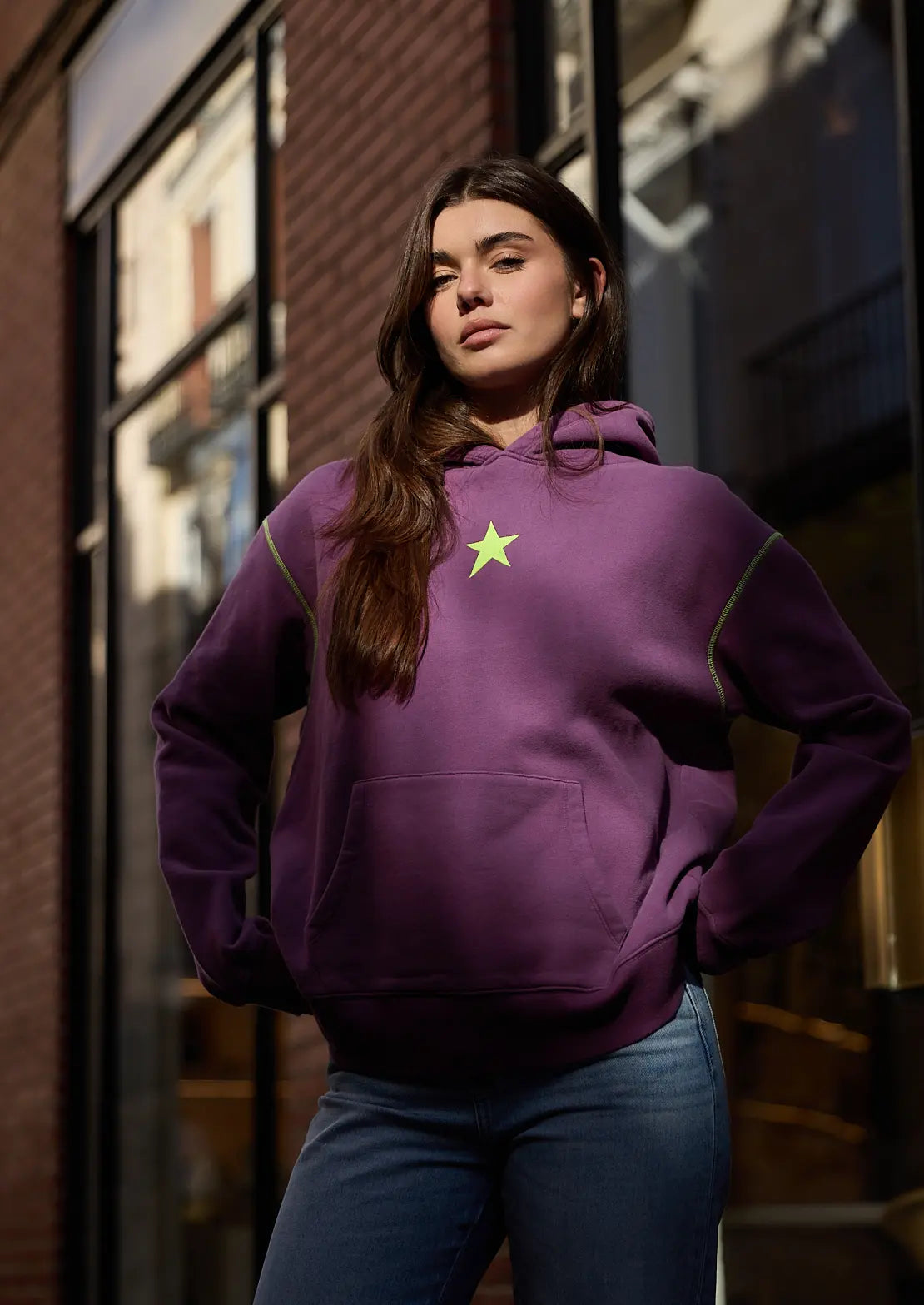 Hoodie de To the Moon en color morado con capucha y bolsillo canguro. Serigrafía amarillo neón en la espalda estrella leopardo.

