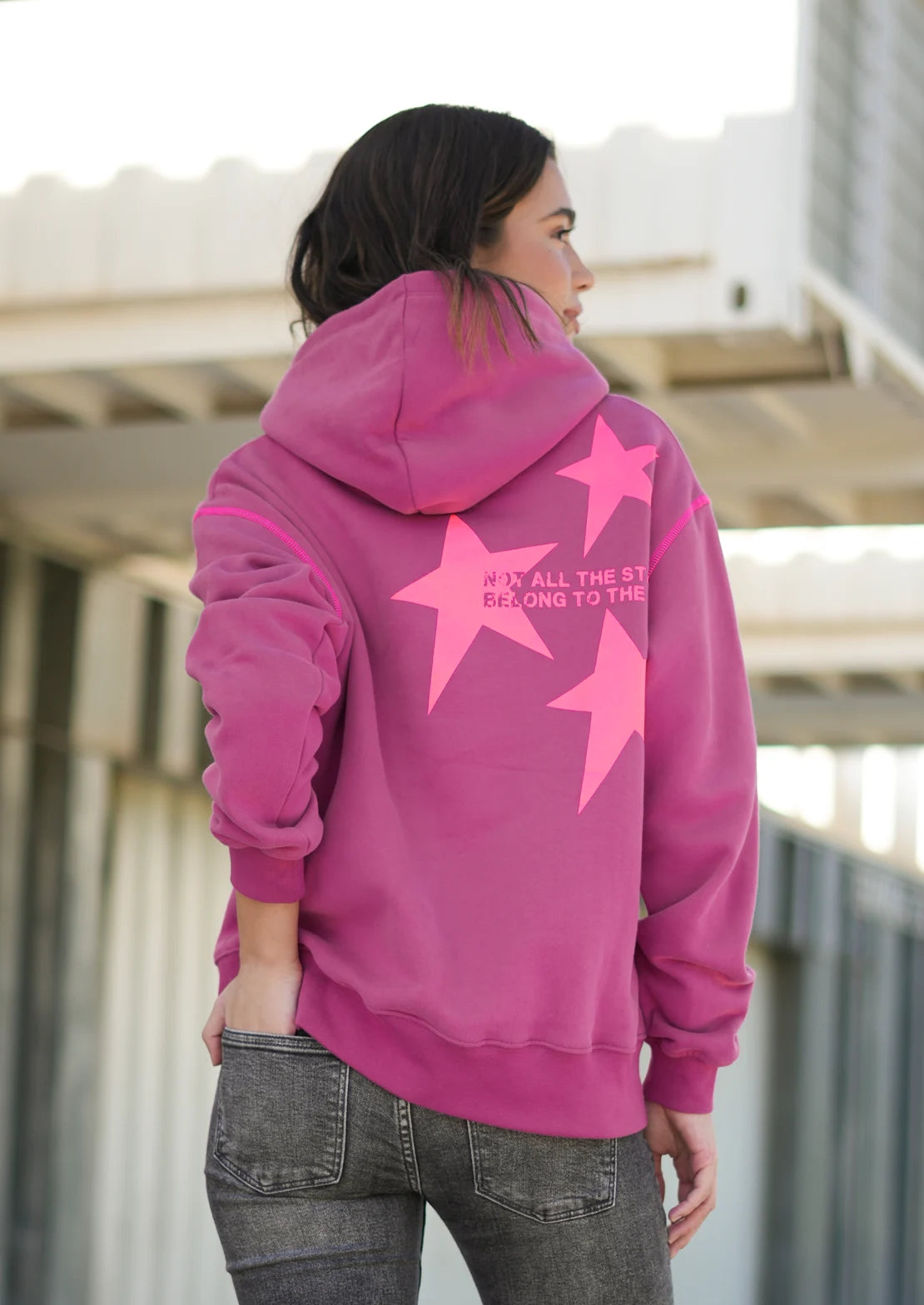 Sudadera ideal para teens en color fresa-burdeos, con capucha y bolsillo canguro de To the Moon.
