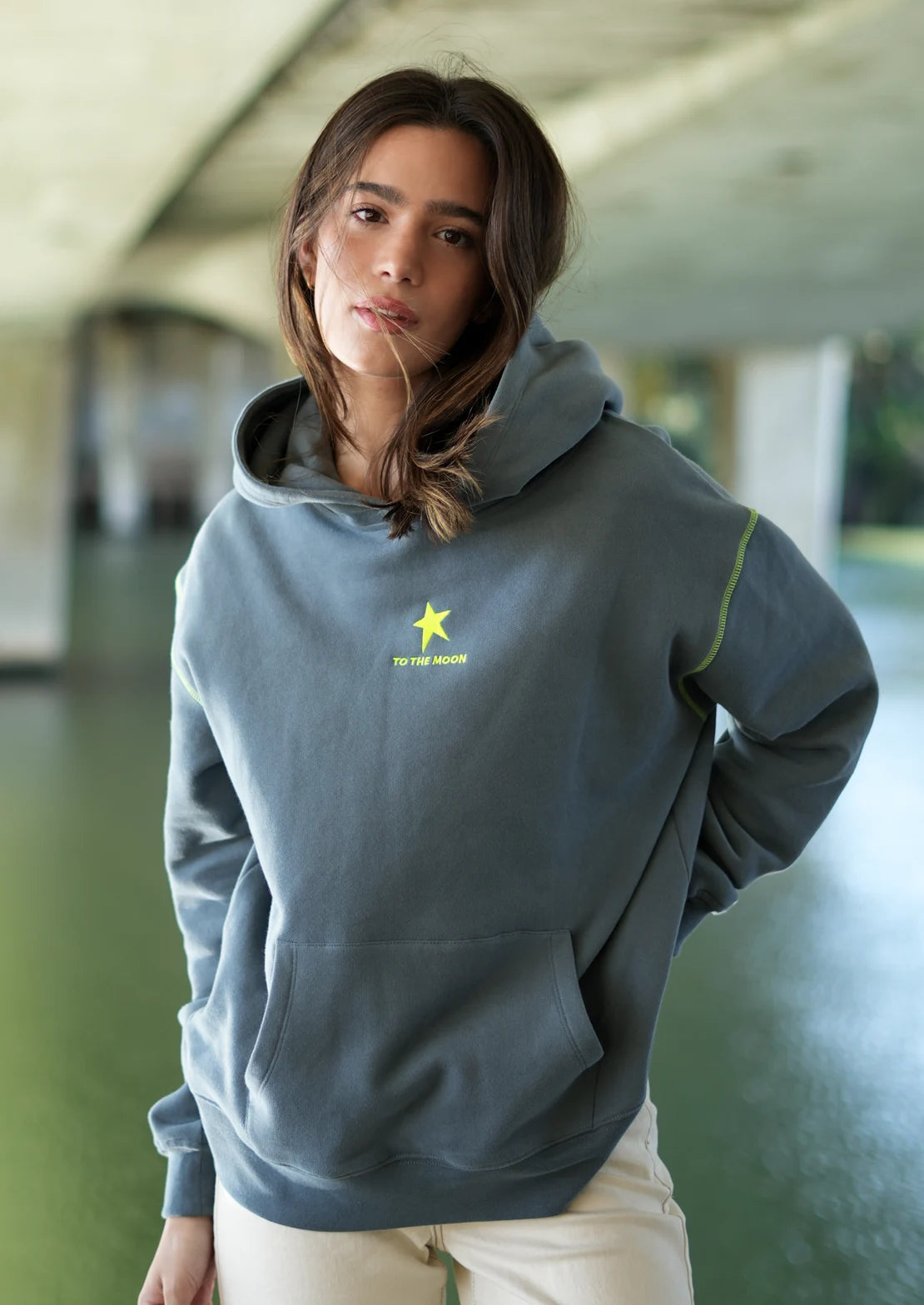 Hoodie color gris con capucha y bolsillo canguro ideal para teens de To the Moon.
