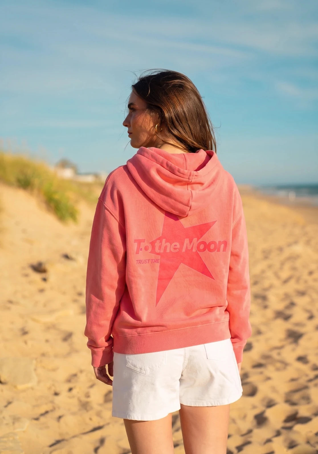 Hoodie color coral estrella flúor con capucha y bolsillo canguro ideal para teens de To the Moon. Estrella serigrafiadaa en la espalda.
