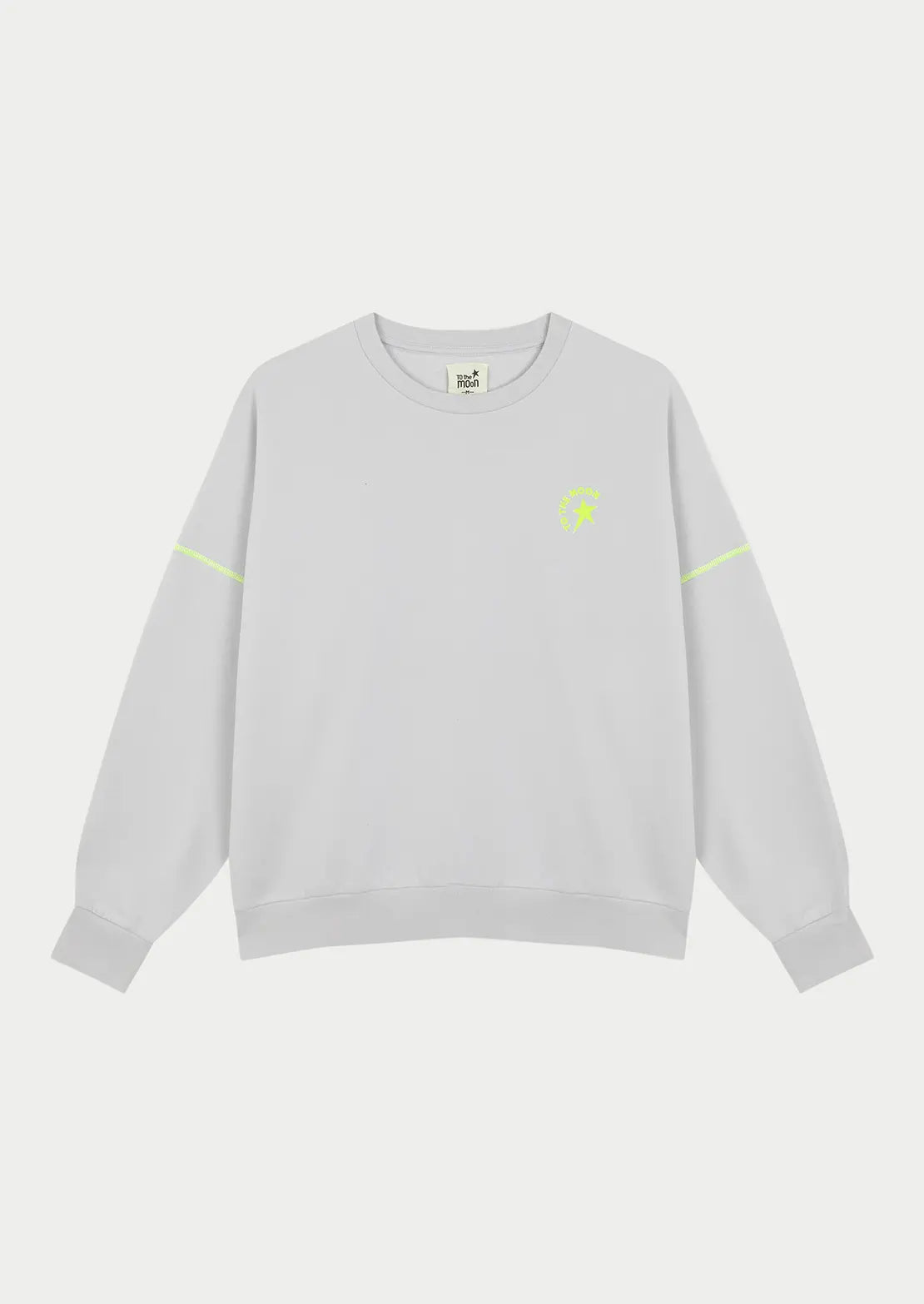 Sudadera ideal para teens en gris claro de To the Moon. Bordado delantero y serigrafía trasera costuras en amarillo flúor. 

