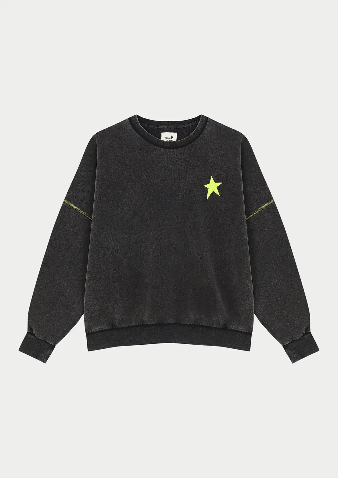 Sudadera ideal para teens en negro de To the Moon. Bordado delantero y serigrafía trasera costuras en amarillo flúor. 
