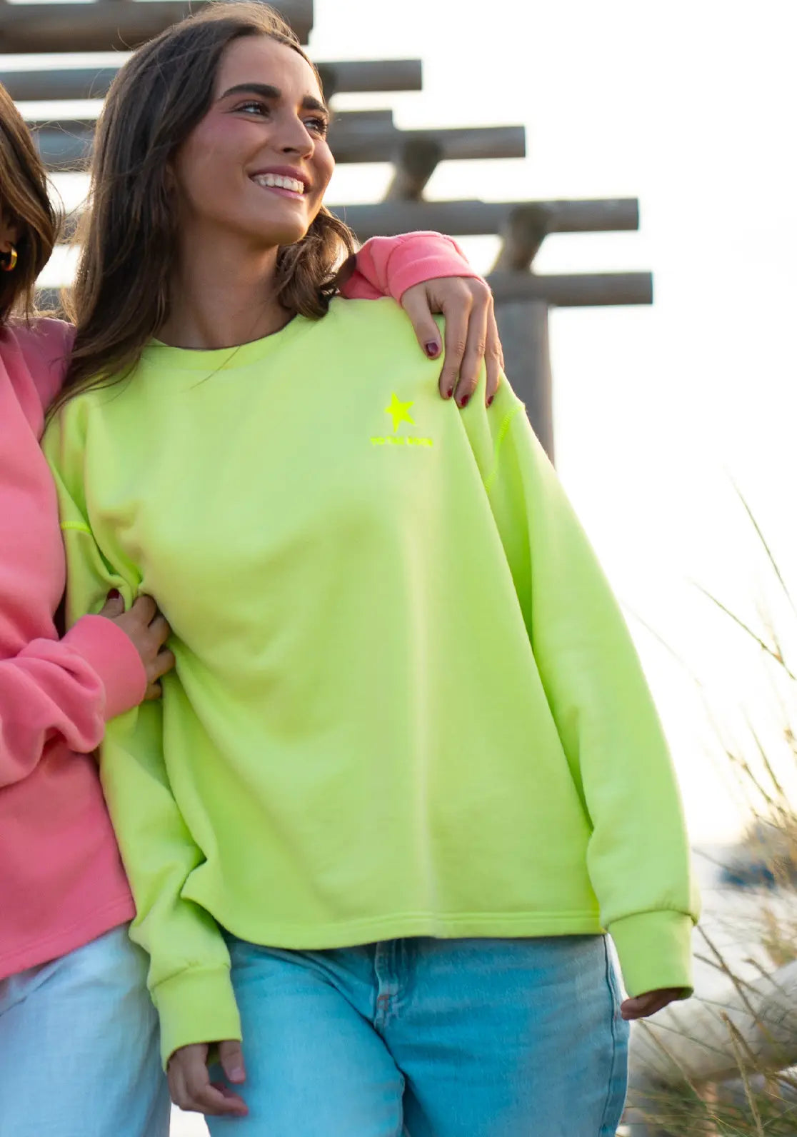 Sudadera Loose Lima diseño con manga caída color amarillo con contrastes flúor 
