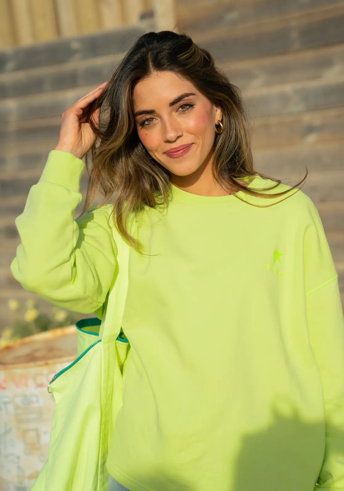 Sweat Loose Lima de To the Moon diseño con manga caída color amarillo con contrastes flúor, vista frontal.