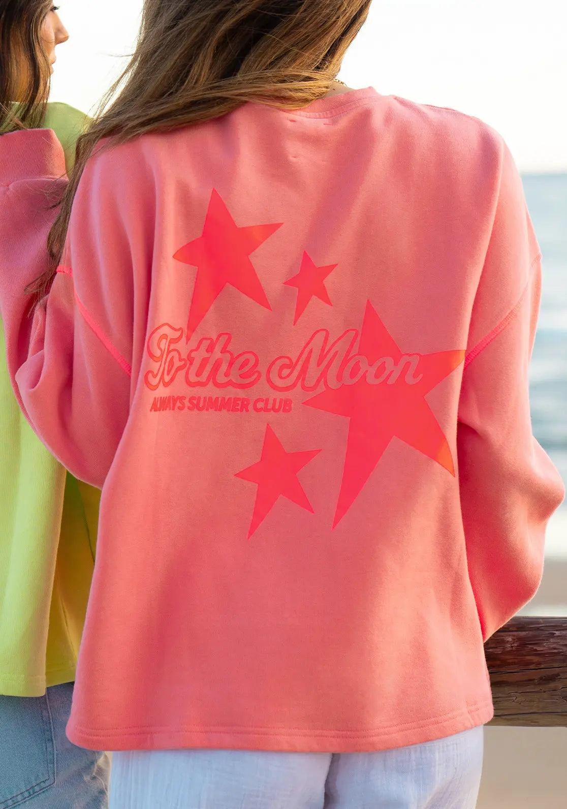 Sweat Loose Sunset  ideal para mujer y teen, diseño con manga caída color coral y rubí flúor
