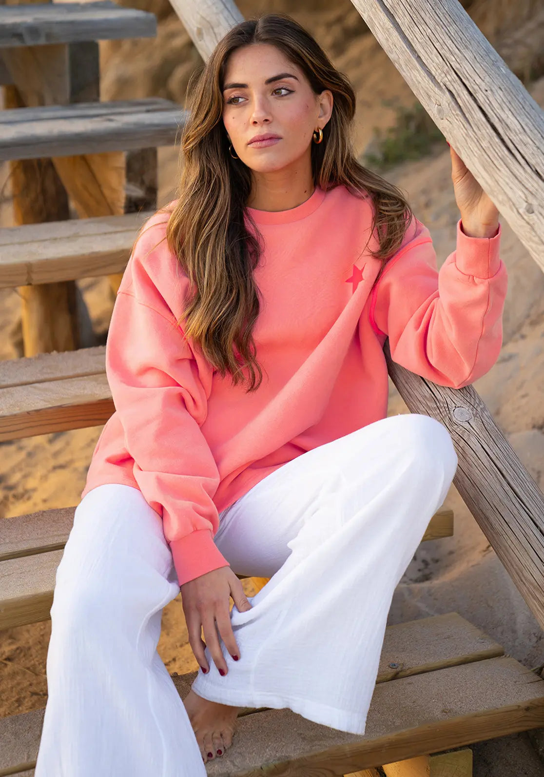 Sudadera Loose Sunset diseño con manga caída color coral con contrastes rubí flúor 
