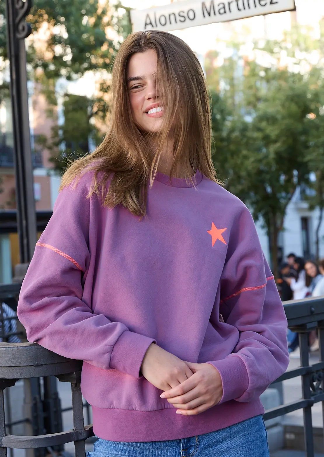 Comprar sudadera de To the Moon en color rosa oscuro con manga caída y costuras en naranja flúor.

