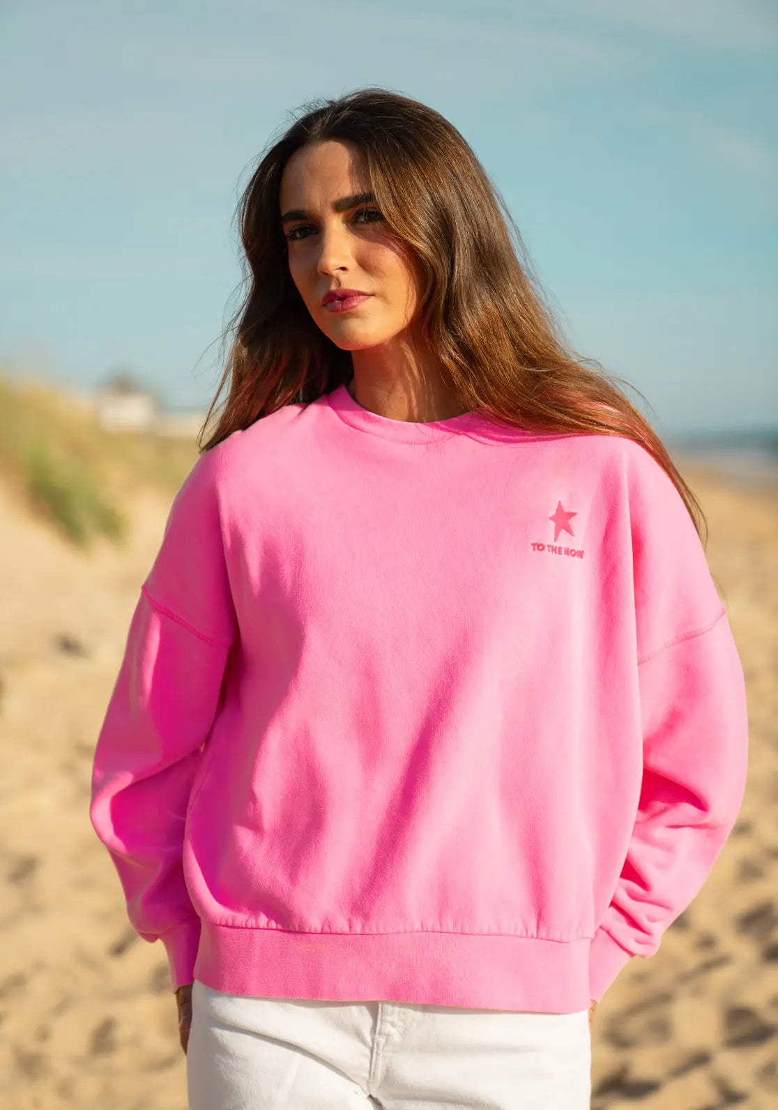Sudadera Star Neon Pink diseño con manga caída color rosa con contrastes flúor y ideal para el verano.
