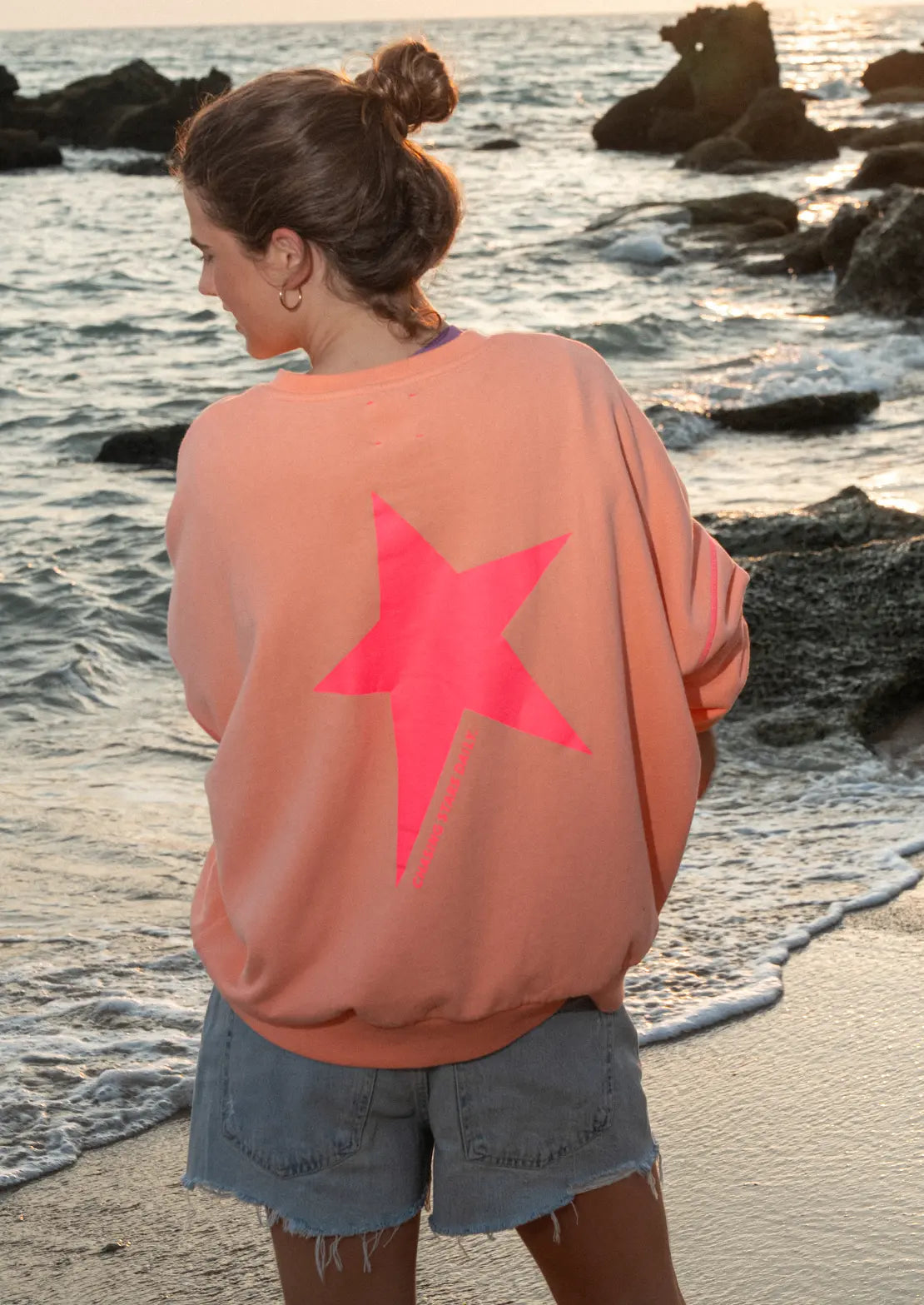 Vista de la estrella de la espalda.  Sudadera Star Peach de To the Moon.  Ideal para mujer y teen, color melocotón, ideal para el verano. 
