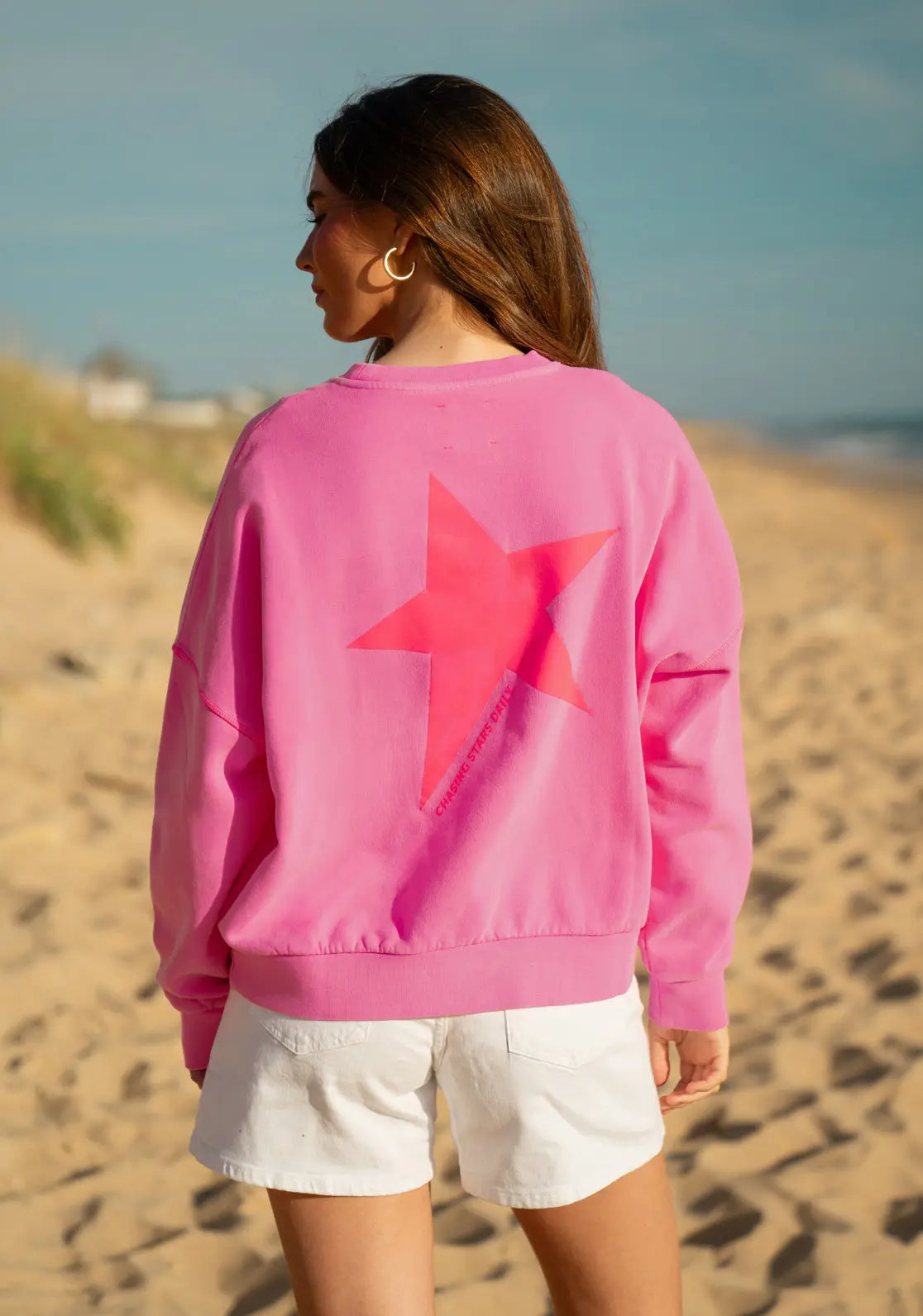 Sweat  Star Neon Pink ideal para mujer y teen, diseño con manga caída color rosa con contrastes flúor y ideal para el verano.
