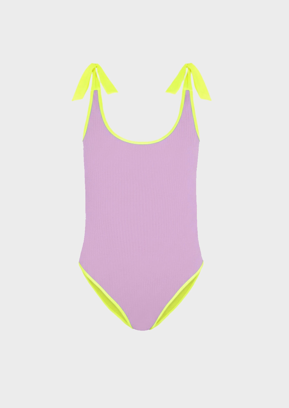 Silueta del bañador en rosa claro con textura canalé, lazos en hombros y ribetes en amarillo flúor