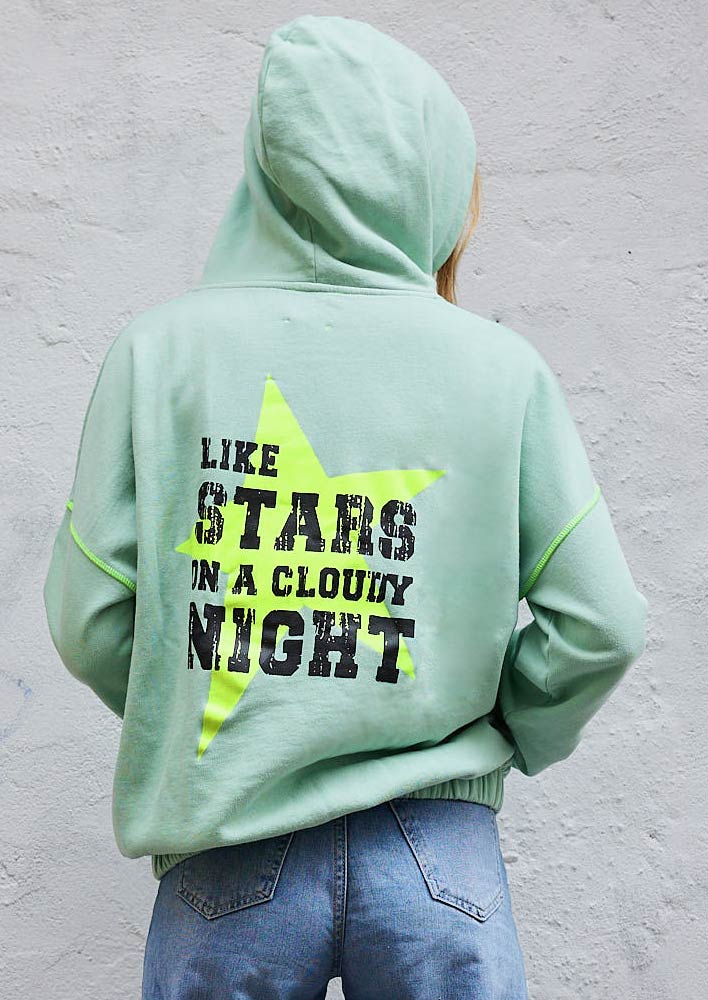 sudadera teen con capucha verde mint y amarillo flúor to the moon. La hoodie más original con diseño de estrella flúor en la espalda